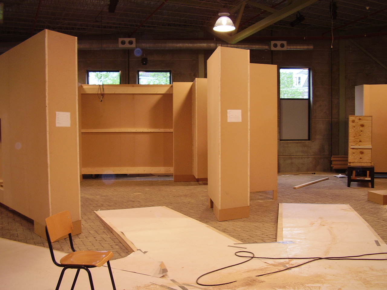 Opbouwen tentoonstelling in spoorwegmuseum. Aannemer Urbanizer